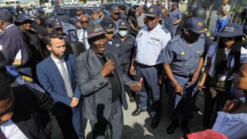Minister van polisie vra vir sterk optrede teen misdadigers gedurende die feesseisoen