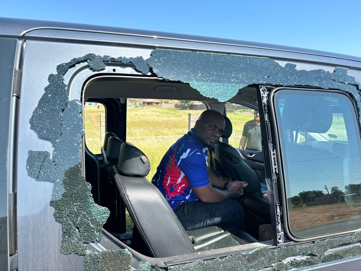 Solly Msimanga DA voertuig met klippe gegooi. Gaan ANC aankla