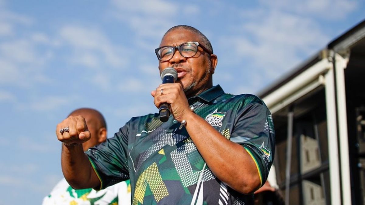Fikile Mbalula, sekretaris-generaal van die ANC, het oudpresident Jacob Zuma as 'n bedrieër en leuenaar beskryf.