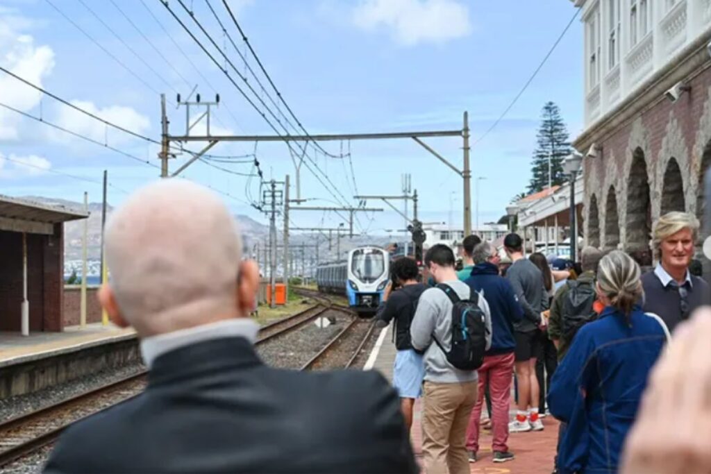 Mense wat wag vir die Metro trein.