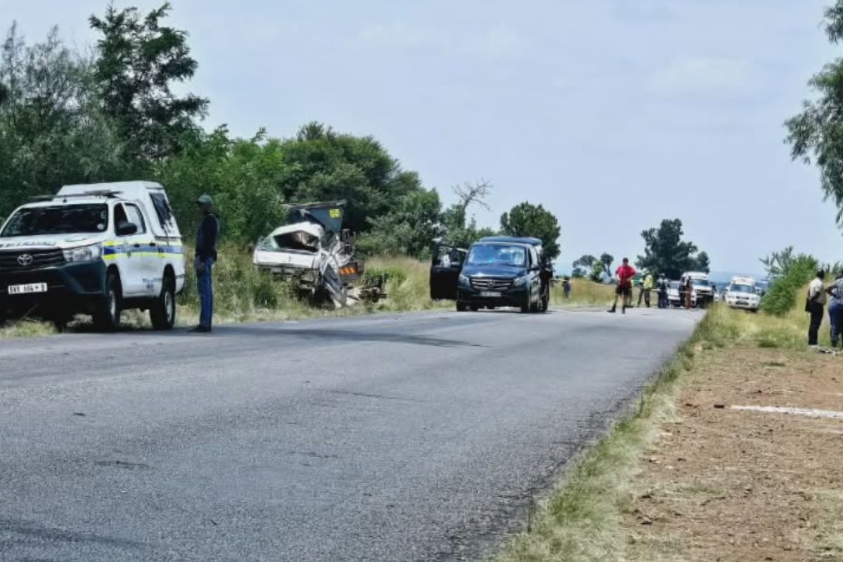Polisie en ongeluk wat gebeur het op die pad.