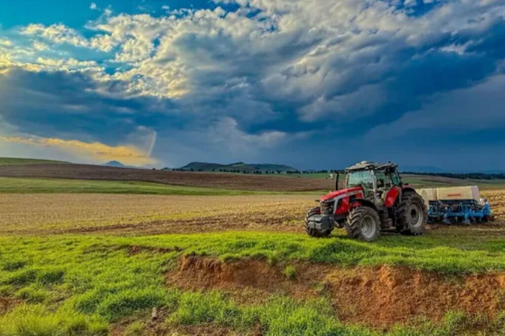 Foto van n trekker wat besig is om te plant.